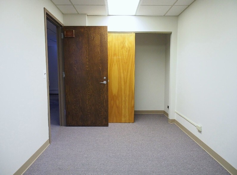 More Photos Of 329-331 S York Rd, Bensenville Daycare Center For Lease