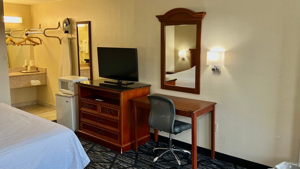 More Photos Of 1013 Highway 231 S, Troy Hotel For Sale