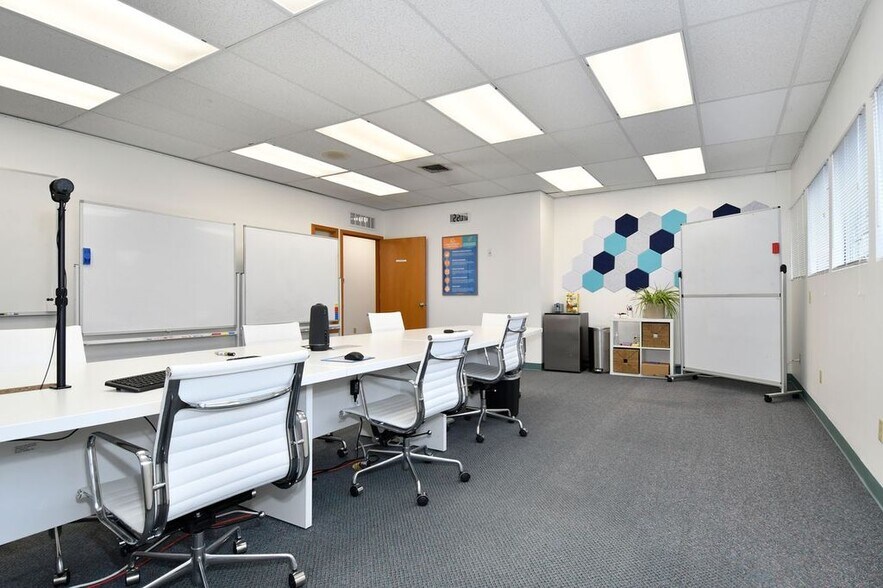 More Photos Of 10610 SE Washington St, Portland Office Residential For Lease