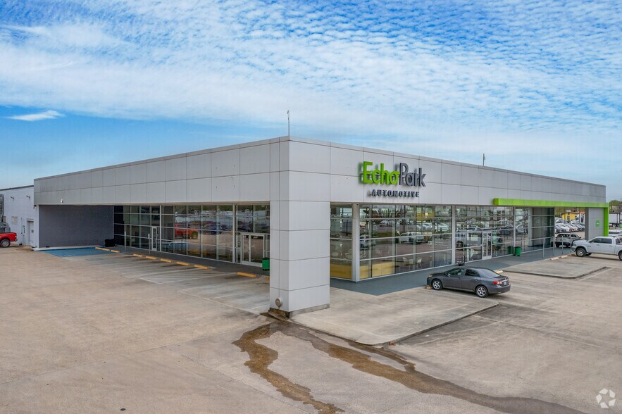 More Photos Of 8477 North Fwy, Houston Auto Dealership For Sale