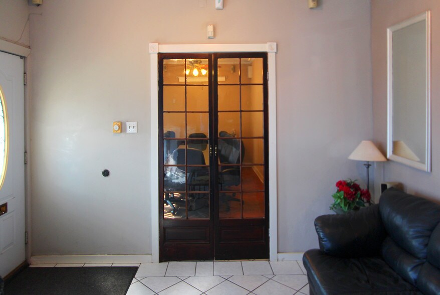 More Photos Of 1543 W Summit Ave, San Antonio Showroom For Sale