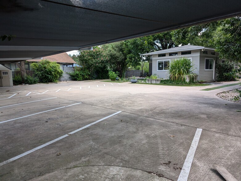 More Photos Of 3906 Menchaca Rd, Austin Medical For Lease