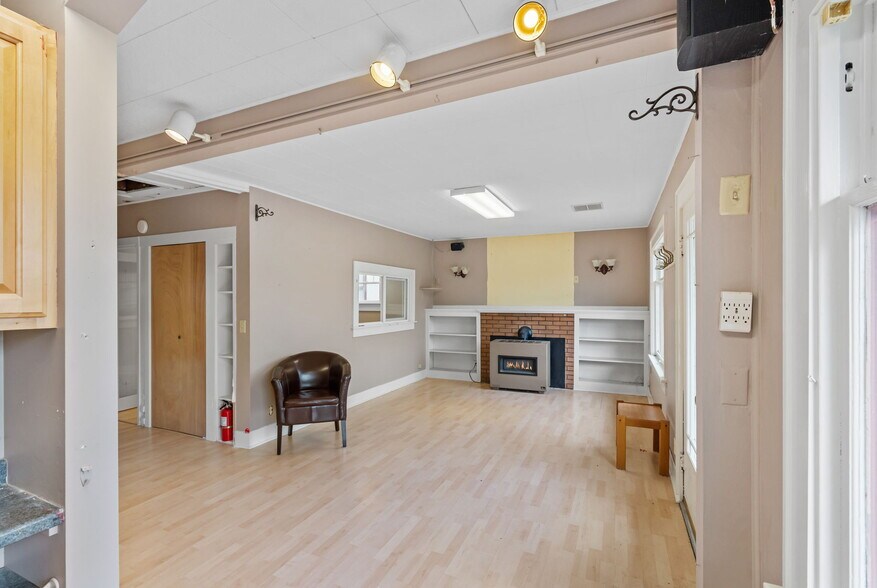 More Photos Of 2721 Meridian St, Bellingham Storefront Retail Office For Sale