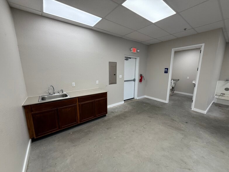 More Photos Of 1101 Bunton Creek Rd, Kyle Storefront Retail Office For Lease