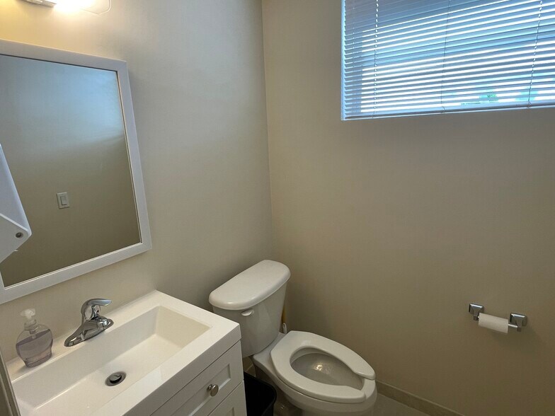 More Photos Of 3045 N Federal Hwy, 42, Fort Lauderdale Storefront Retail Office For Sale