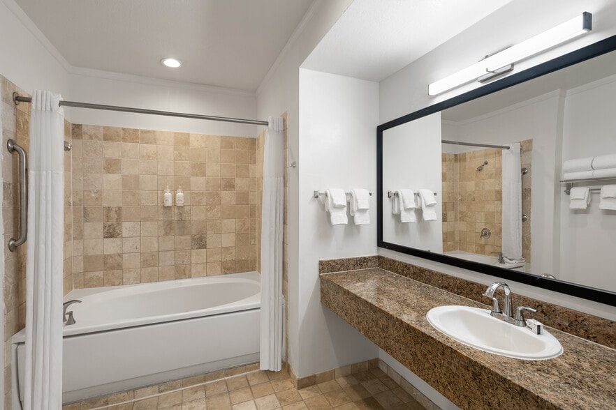 More Photos Of 631 Camino del Rio S, San Diego Hotel For Sale