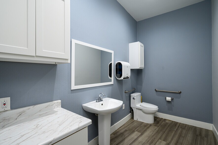 More Photos Of 1701 N US Highway 75, Sherman Medical For Lease