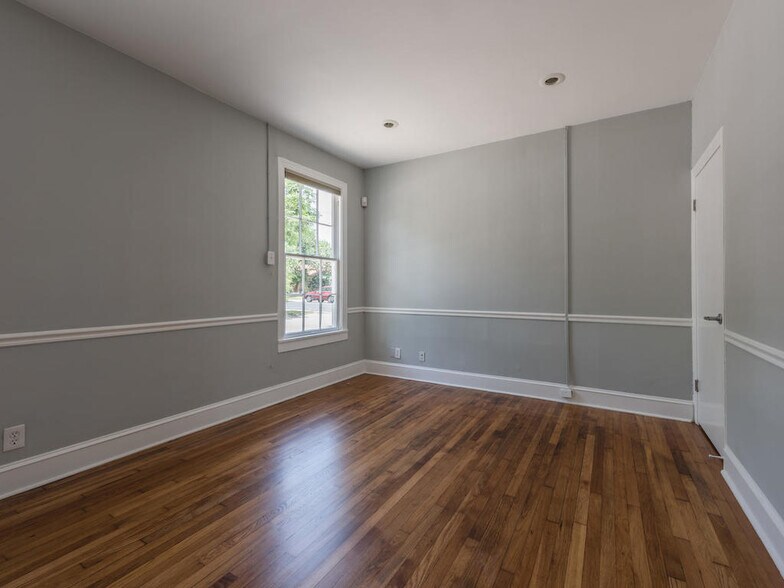 More Photos Of 2610 Manor Rd, Austin Freestanding For Lease