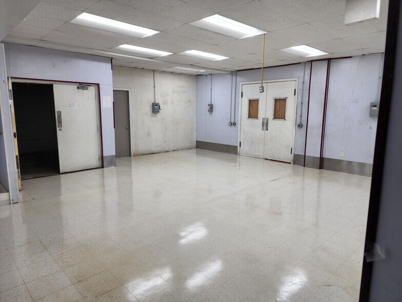 More Photos Of 10739-10741 Tucker St, Beltsville Warehouse For Lease