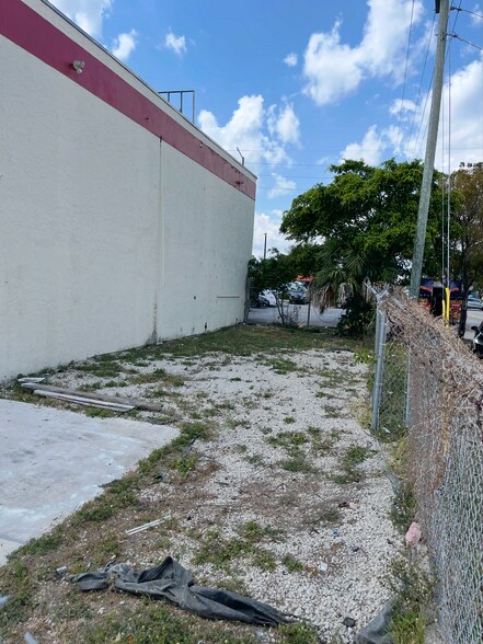 More Photos Of 664-672 NW 118th St, Miami Warehouse For Lease