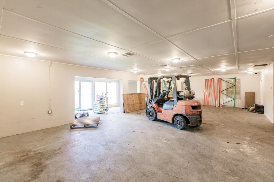 More Photos Of 19431 Palm Beach Blvd, Alva Flex For Lease