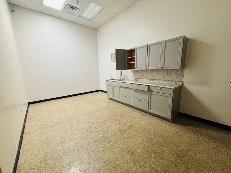 More Photos Of 5327 Coldwater Rd, Fort Wayne Storefront For Lease