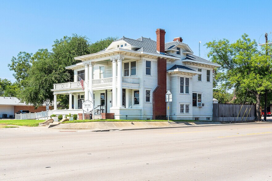 More Photos Of 312 N Central Ave, Cameron Restaurant For Sale