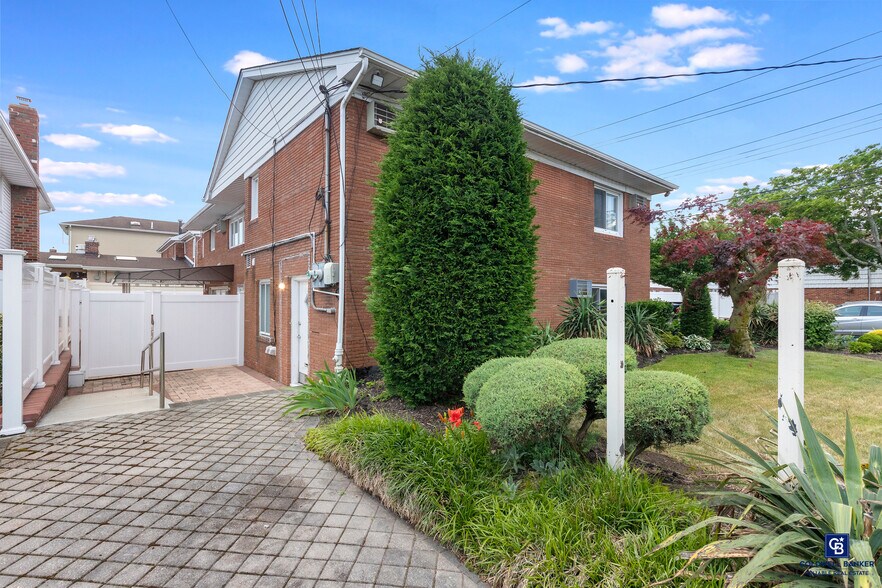 Primary Photo Of 163-05 91st St, Howard Beach Office Residential For Lease