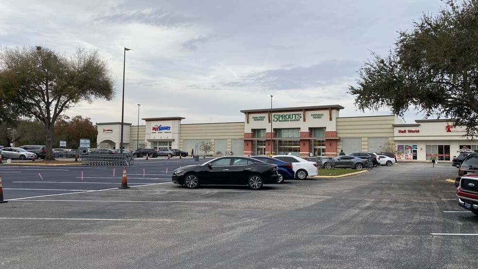 More Photos Of 3317 Lithia Pinecrest Rd, Valrico Unknown For Lease