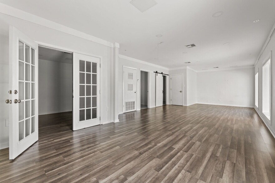 More Photos Of 2413 Greenlawn Pky, Austin Office For Sale