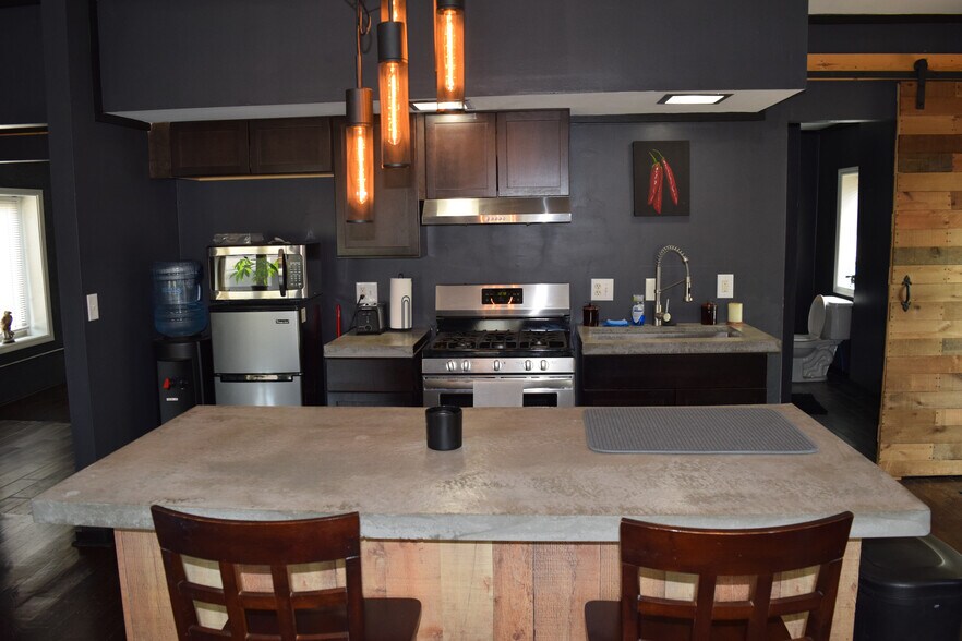 More Photos Of 1730 W 39th Ave, Kansas City Light Distribution For Sale