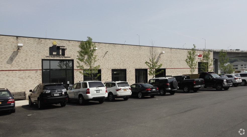 More Photos Of 55 Lumber Rd, Roslyn Flex For Lease