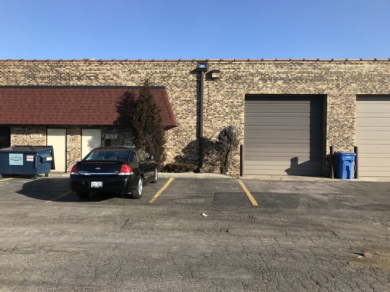 More Photos Of 15523-15541 S 70th Ct, Orland Park Warehouse For Lease