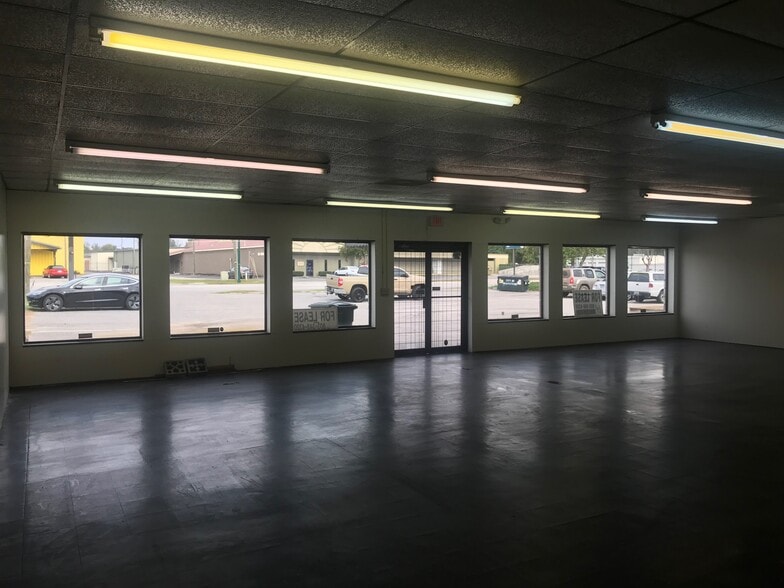 More Photos Of 327 & 323 John C Calhoun Dr, Orangeburg Freestanding For Sale