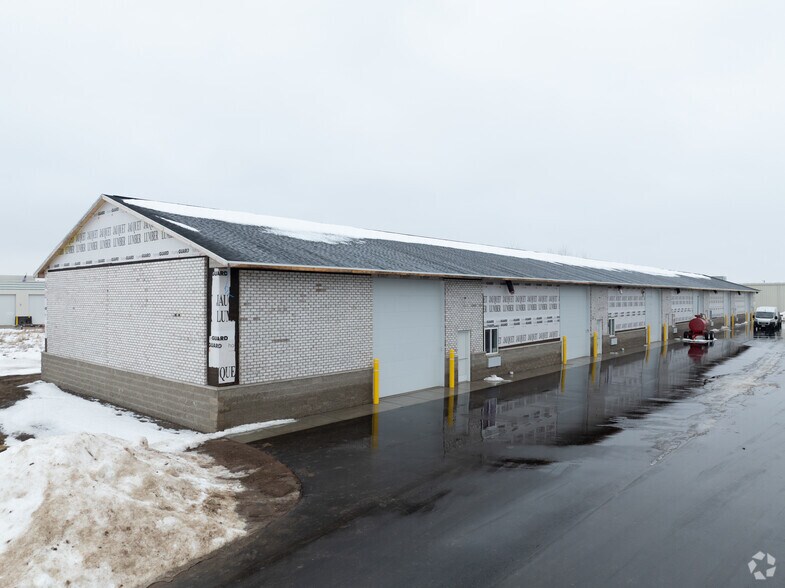More Photos Of 1405 Enterprise Dr, De Pere Flex For Lease