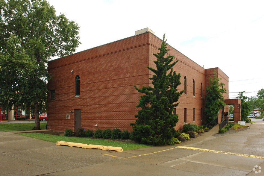 More Photos Of 2113 State St, New Albany Medical For Lease