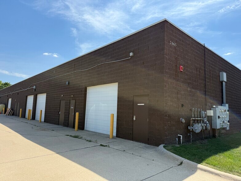 More Photos Of 2665 SE Oak Tree Ct, Ankeny Light Distribution For Lease