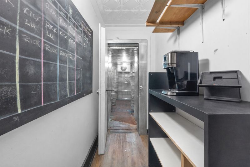 More Photos Of 2070 St Saint-Denis, Montréal General Retail For Lease