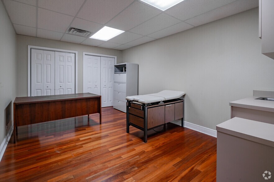 More Photos Of 8601 Village Dr, San Antonio Medical For Lease
