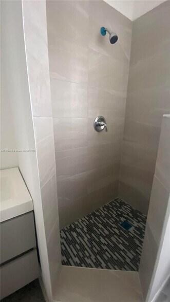 More Photos Of 1943-1947 Buchanan St, Hollywood Apartments For Sale