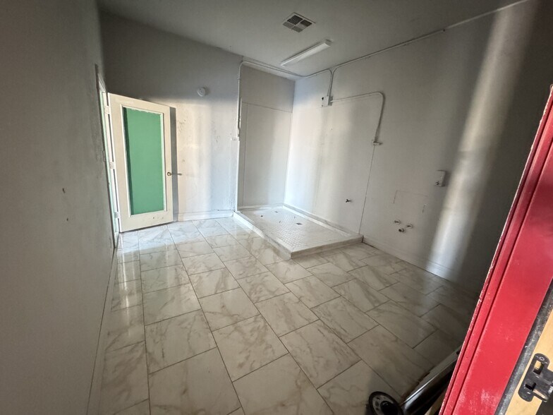 More Photos Of 236 N Country Club Dr, Mesa Freestanding For Sale