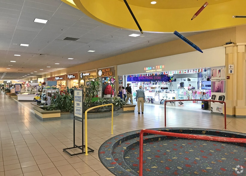 More Photos Of 7795 W Flagler St, Miami General Retail For Lease