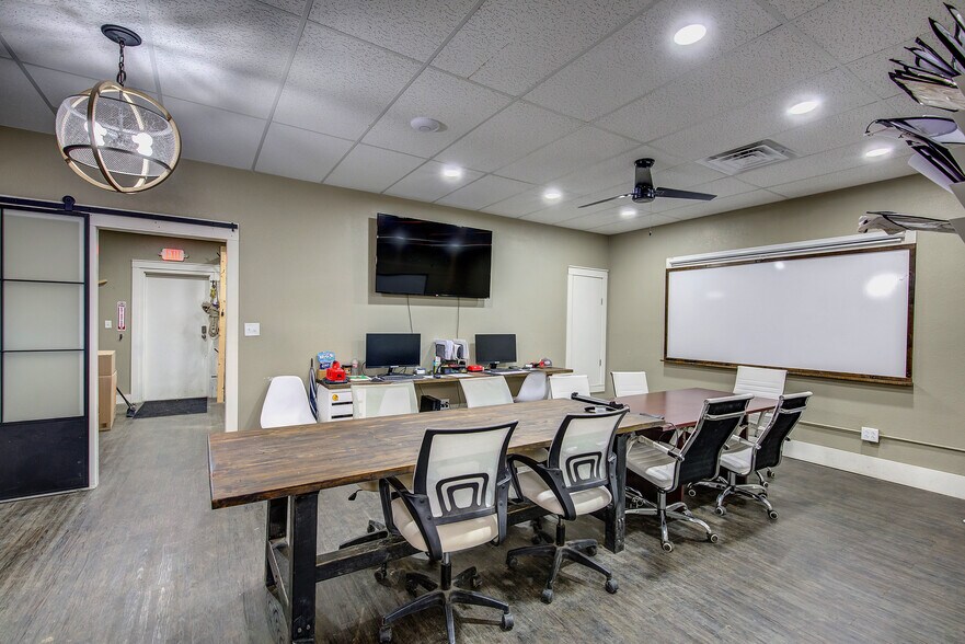 More Photos Of 400 Gilmer St, Sulphur Springs Storefront For Lease