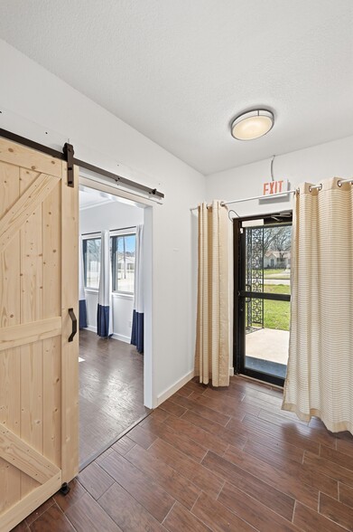 More Photos Of 1927 W Arkansas Ln, Pantego Light Manufacturing For Sale