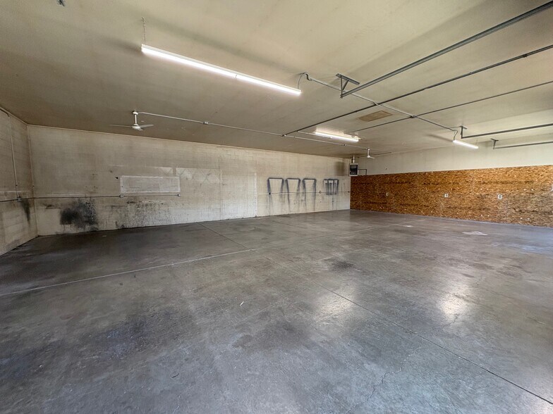 More Photos Of 218 E 50th St, Garden City Warehouse For Lease