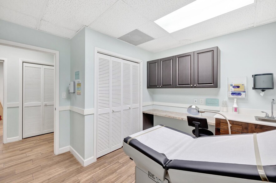 More Photos Of 3157 N University Dr, Davie Medical For Lease