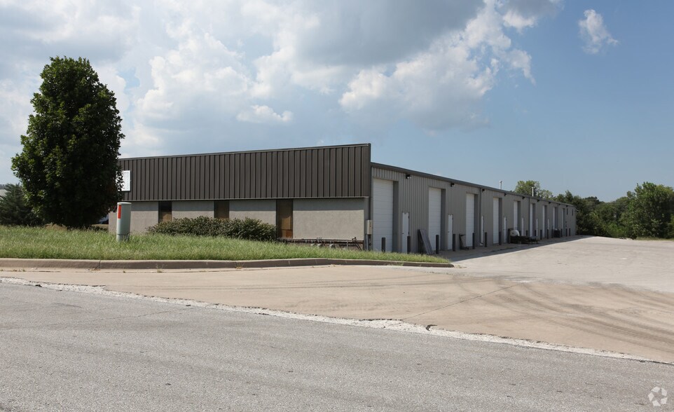 More Photos Of 4310-4346 E 142nd St, Grandview Warehouse For Lease
