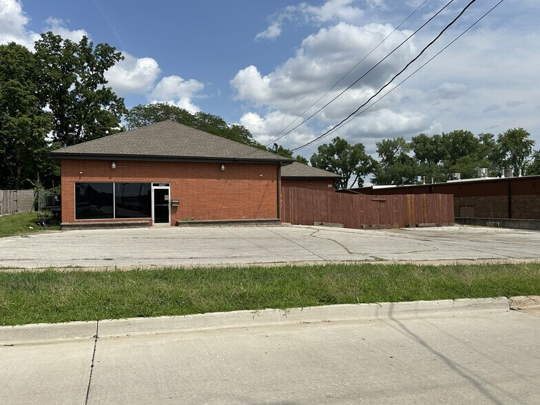 Primary Photo Of 1425 NW 81st St, Clive Freestanding For Sale
