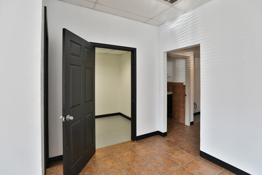 More Photos Of 4728 Goldfield, San Antonio Unknown For Lease