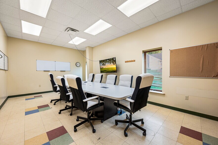More Photos Of 51 S Pine St, Elverson Office For Sale