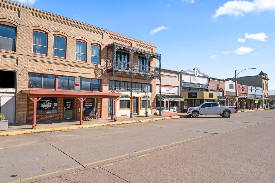 More Photos Of 118 W. Grand St, Whitewright Storefront Retail Residential For Sale