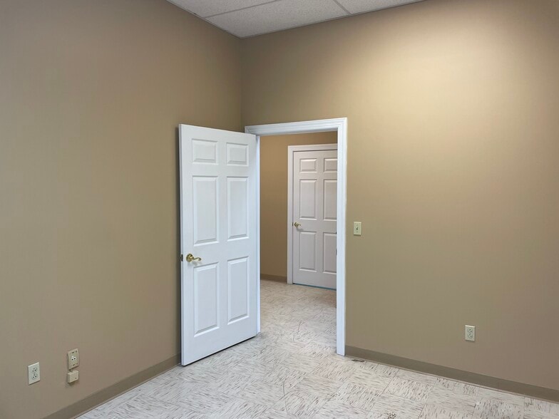More Photos Of 6131 Shallowford Rd, Chattanooga Office For Sale