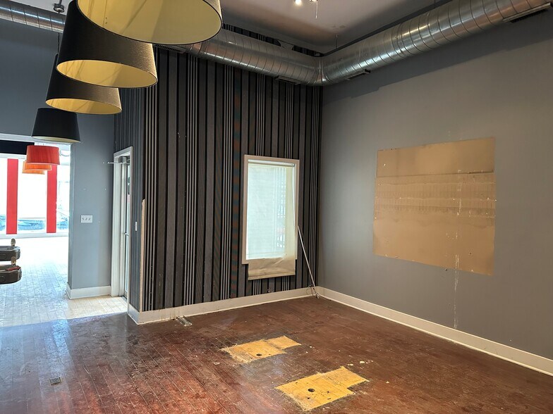 More Photos Of 870 N Orleans St, Chicago Storefront Retail Office For Lease