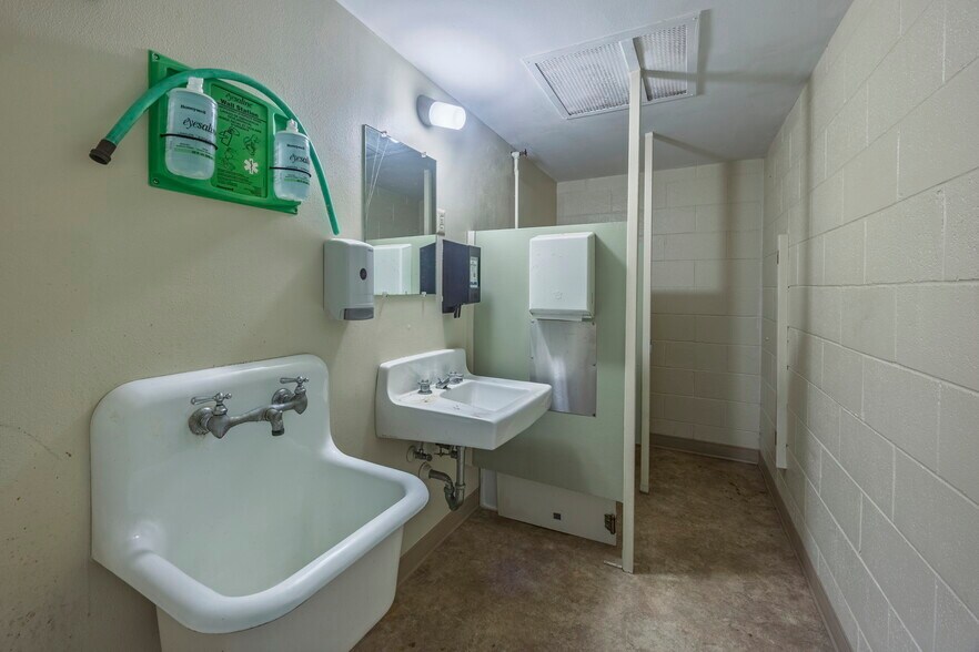 More Photos Of 210 NE Alder St, Toledo Office For Sale