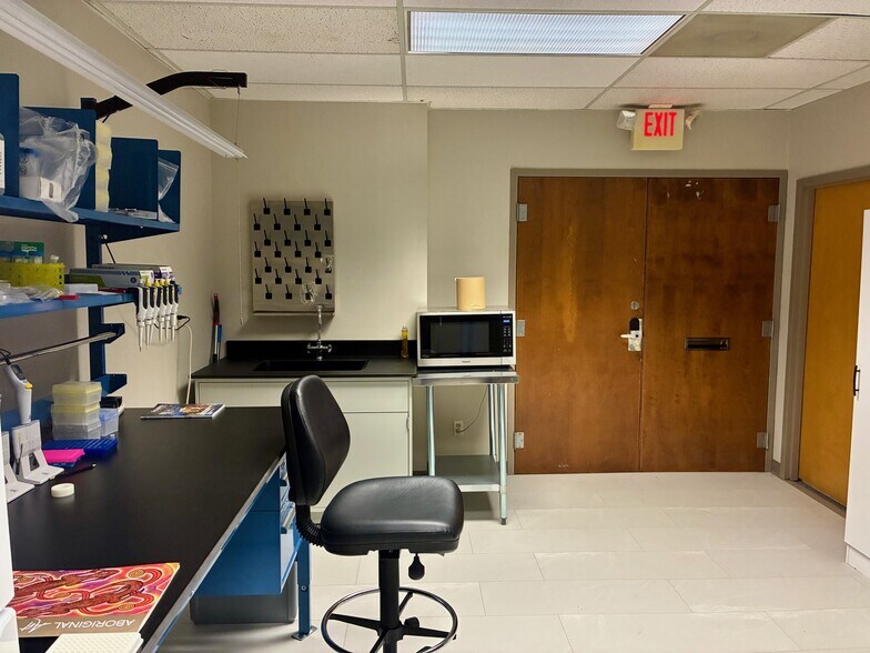 More Photos Of 9111 Cross Park Dr, Knoxville Office For Sale