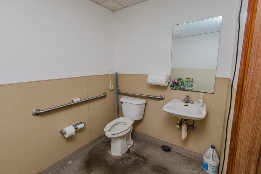 More Photos Of 2555 N Market St, Wichita Auto Repair For Sale