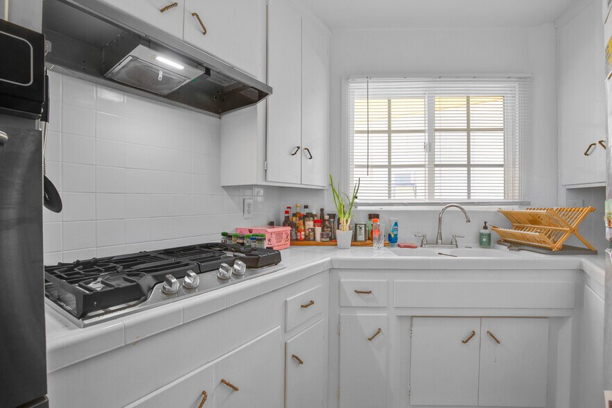More Photos Of 939 Larrabee St, West Hollywood Apartments For Sale