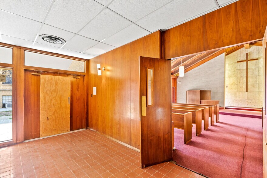 More Photos Of 1701 W Woodlawn Ave, San Antonio Religious Facility For Sale