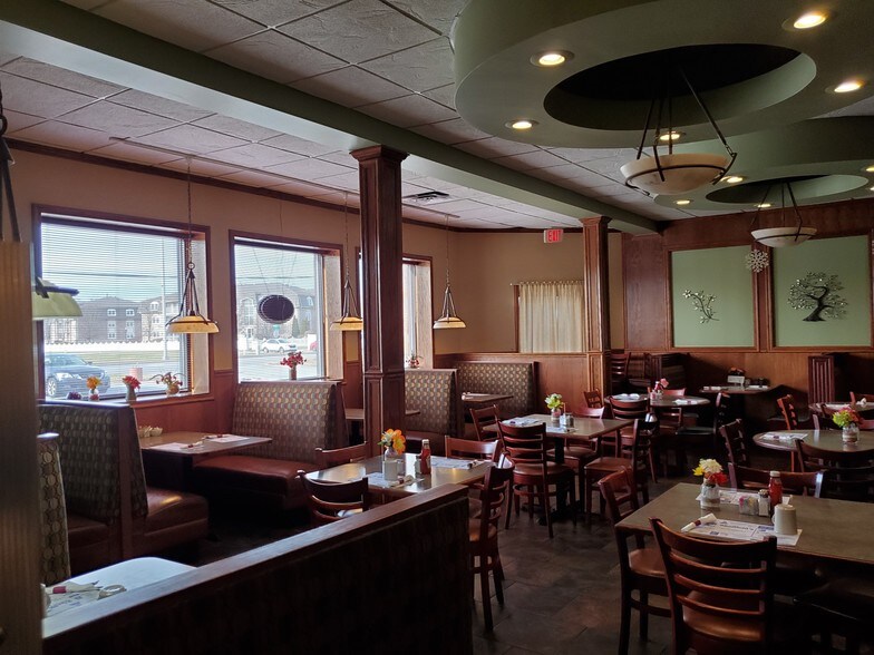 More Photos Of 1027 Sheffield Ave, Dyer Restaurant For Lease