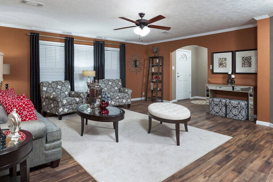 More Photos Of 1245 N Brown St, La Plata Hotel For Sale